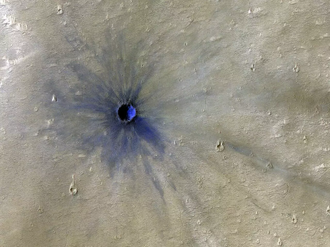 Mars Reconnaissance Orbiter сфотографировал кратер с высоты в 260,1 км