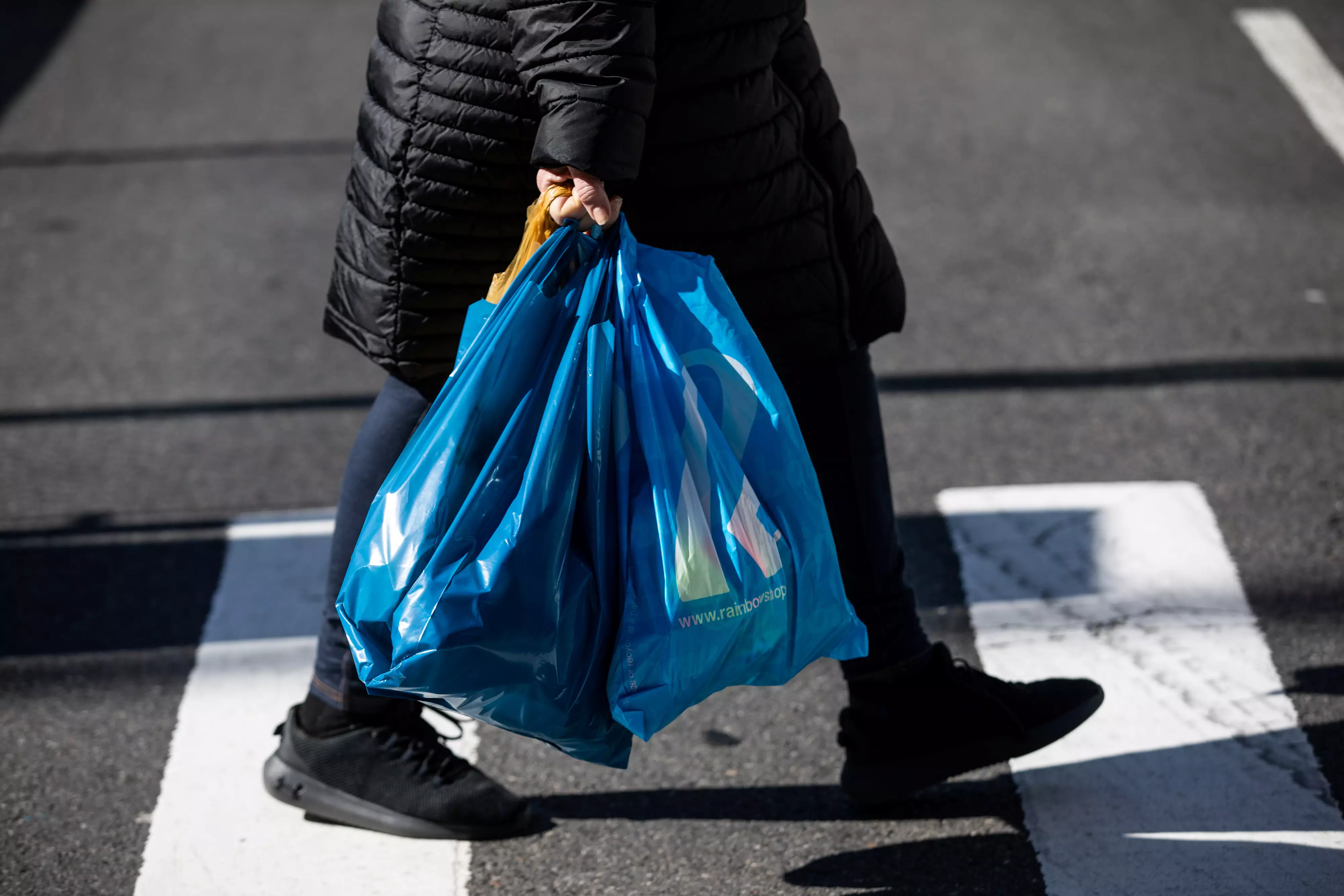 Рада заборонила використання пластикових пакетів. Фото: REUTERS/Jeenah Moon