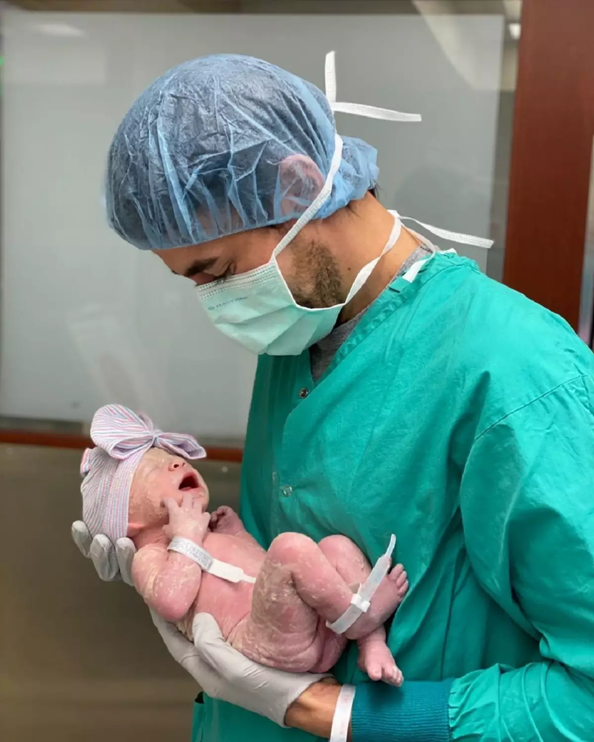 Энрике Иглесиас с новорожденной дочерью