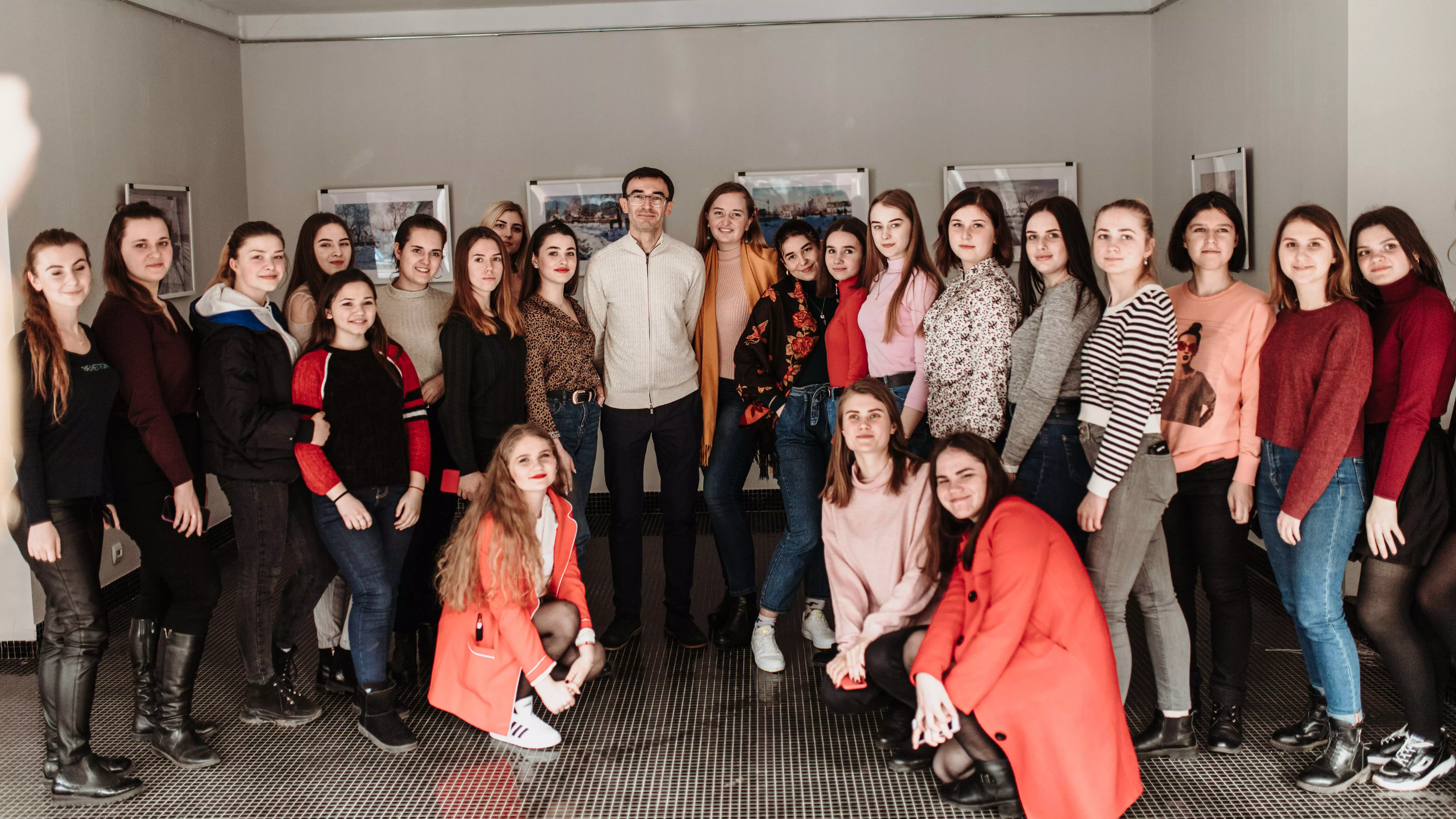 Телеведущий Олег Панюта со студентами