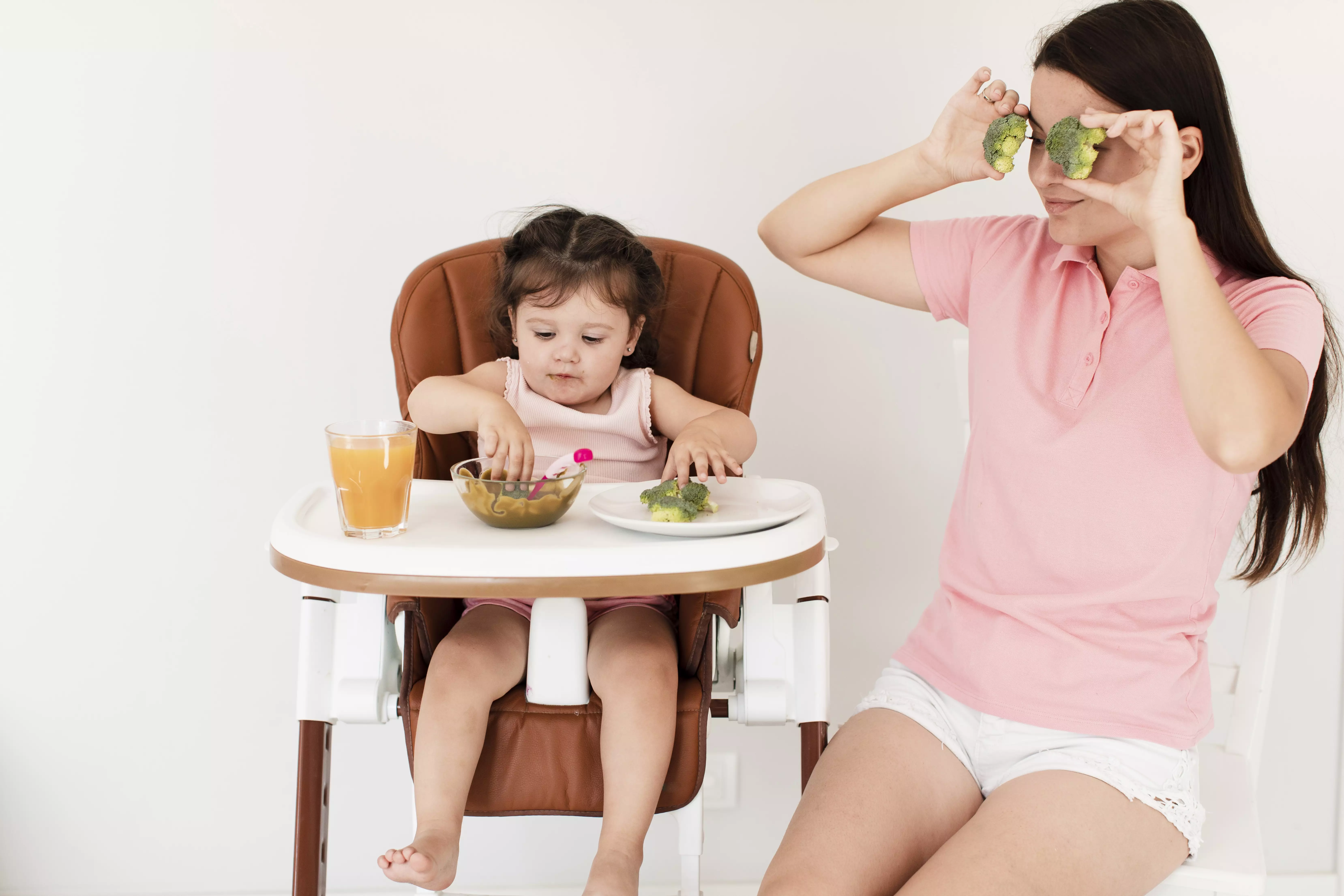 Не включайте ребенку мультики во время еды, также лучше не давать сок, тем более пакетированный