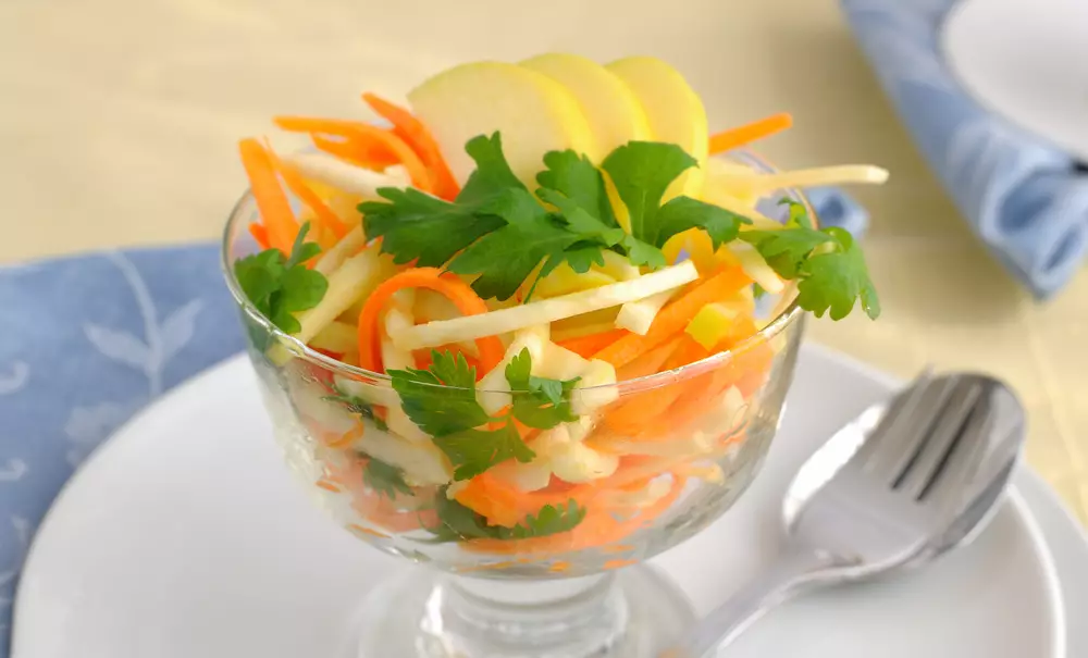 Салат из яблок и моркови постный
