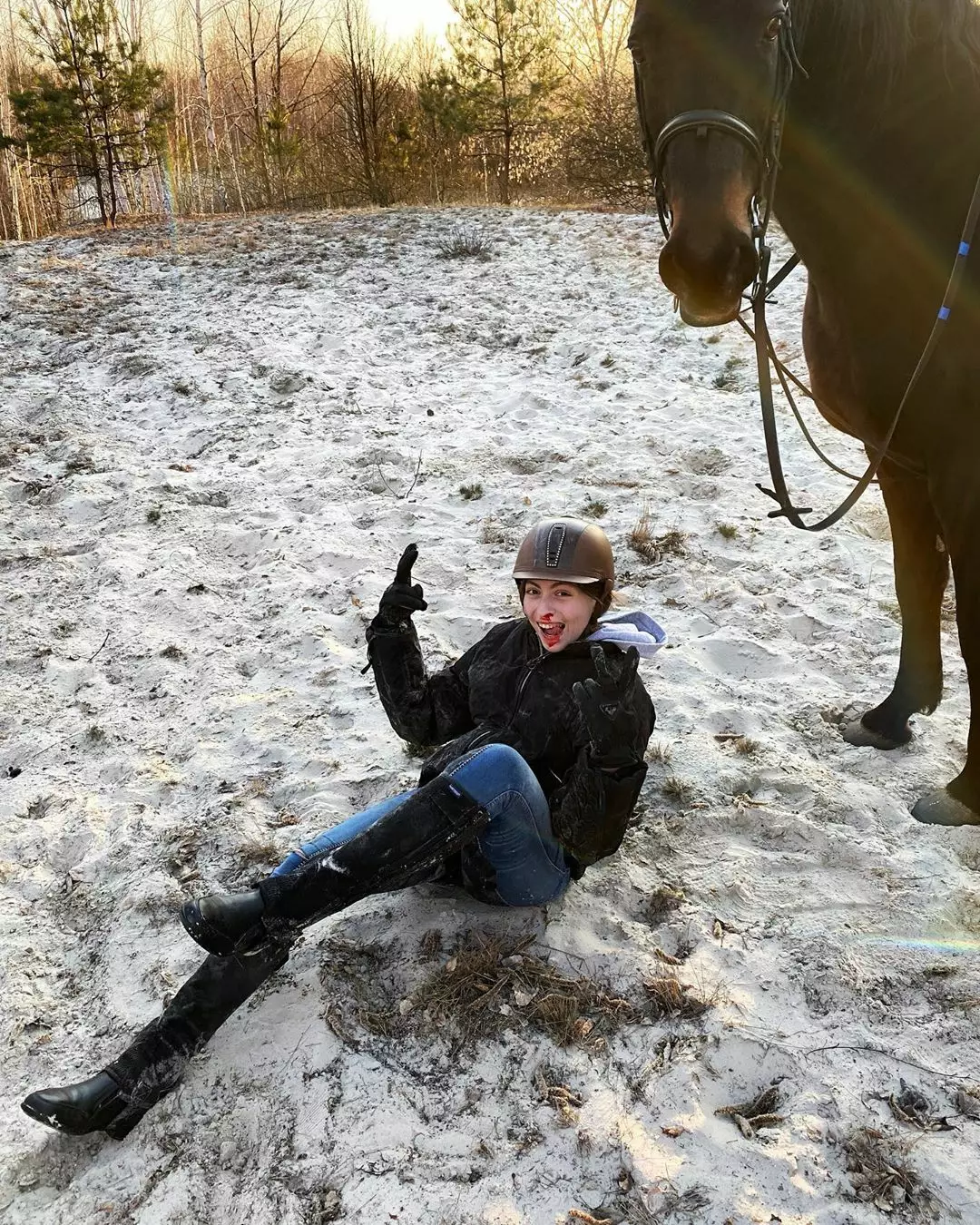 Маша Полякова упала с лошади