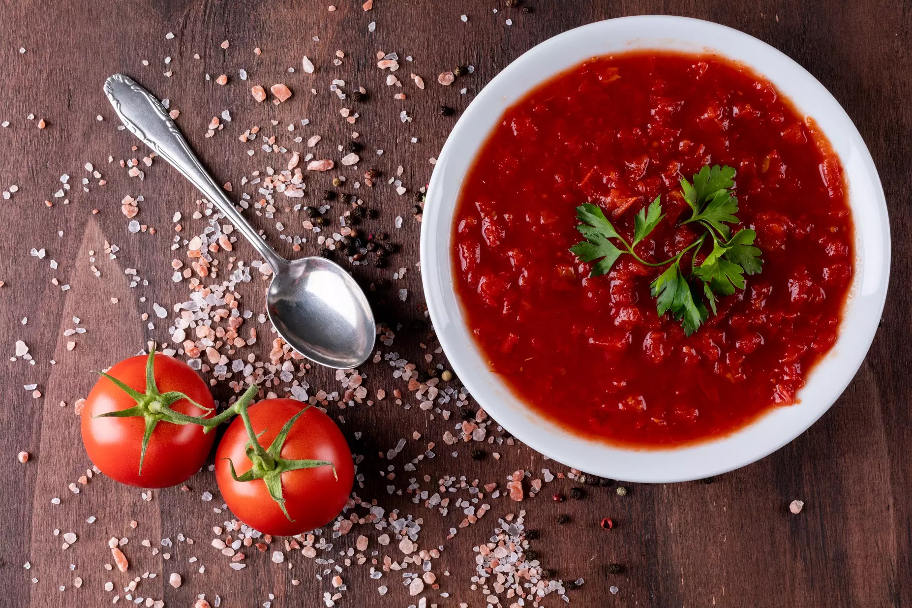 В пересоленный томатный суп добавьте сметану