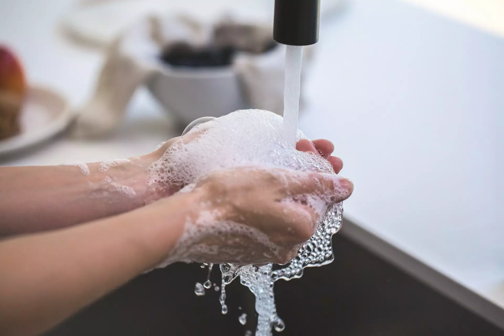 Фабричное мыло хорошо очищает кожу, но часто вызывает ее сухость и раздражение