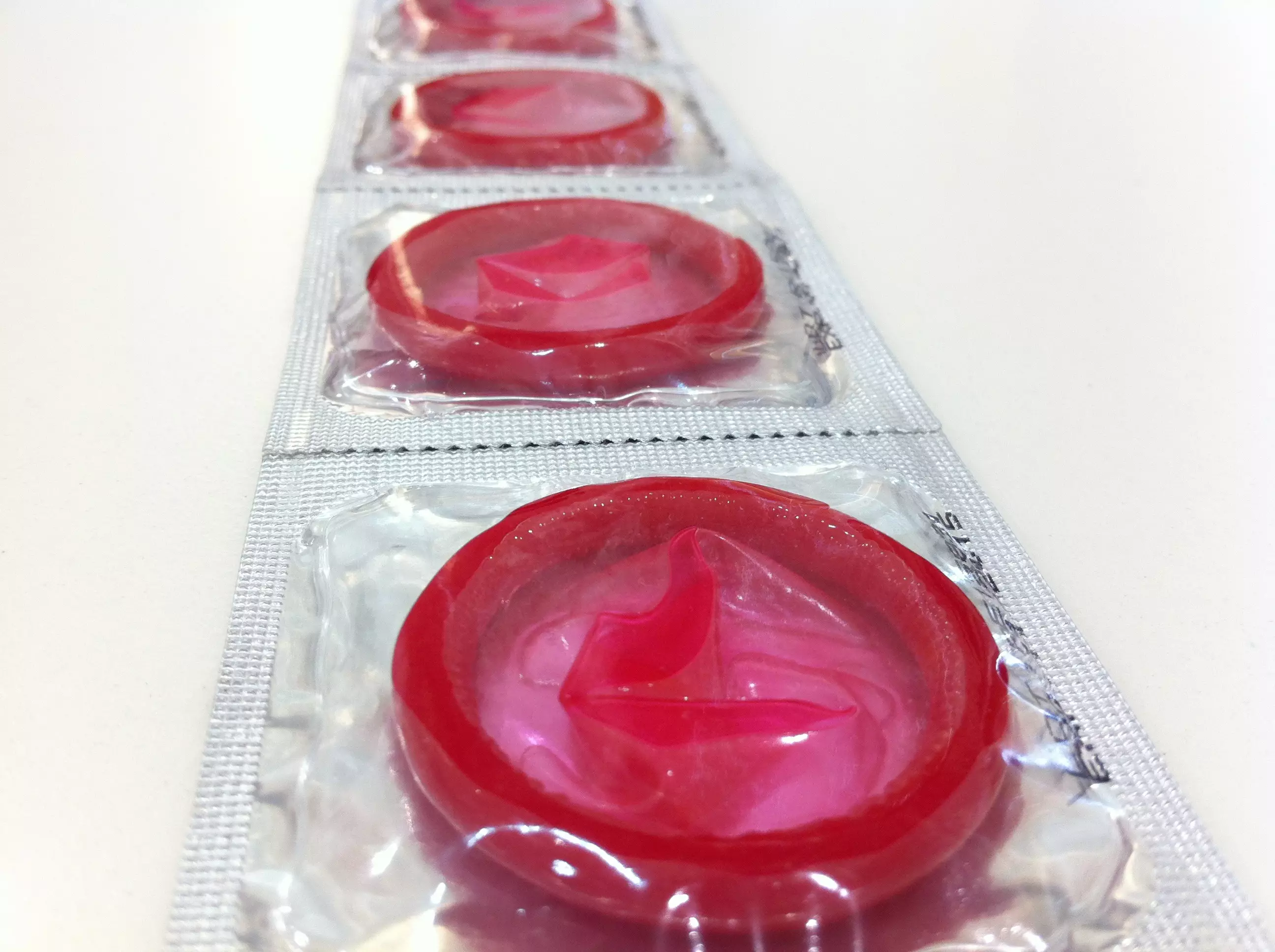 Помогает ли презервативы. Овальные презики. Презики красного цвета. Презервативы контрацепция. Латексные контрацептивы.