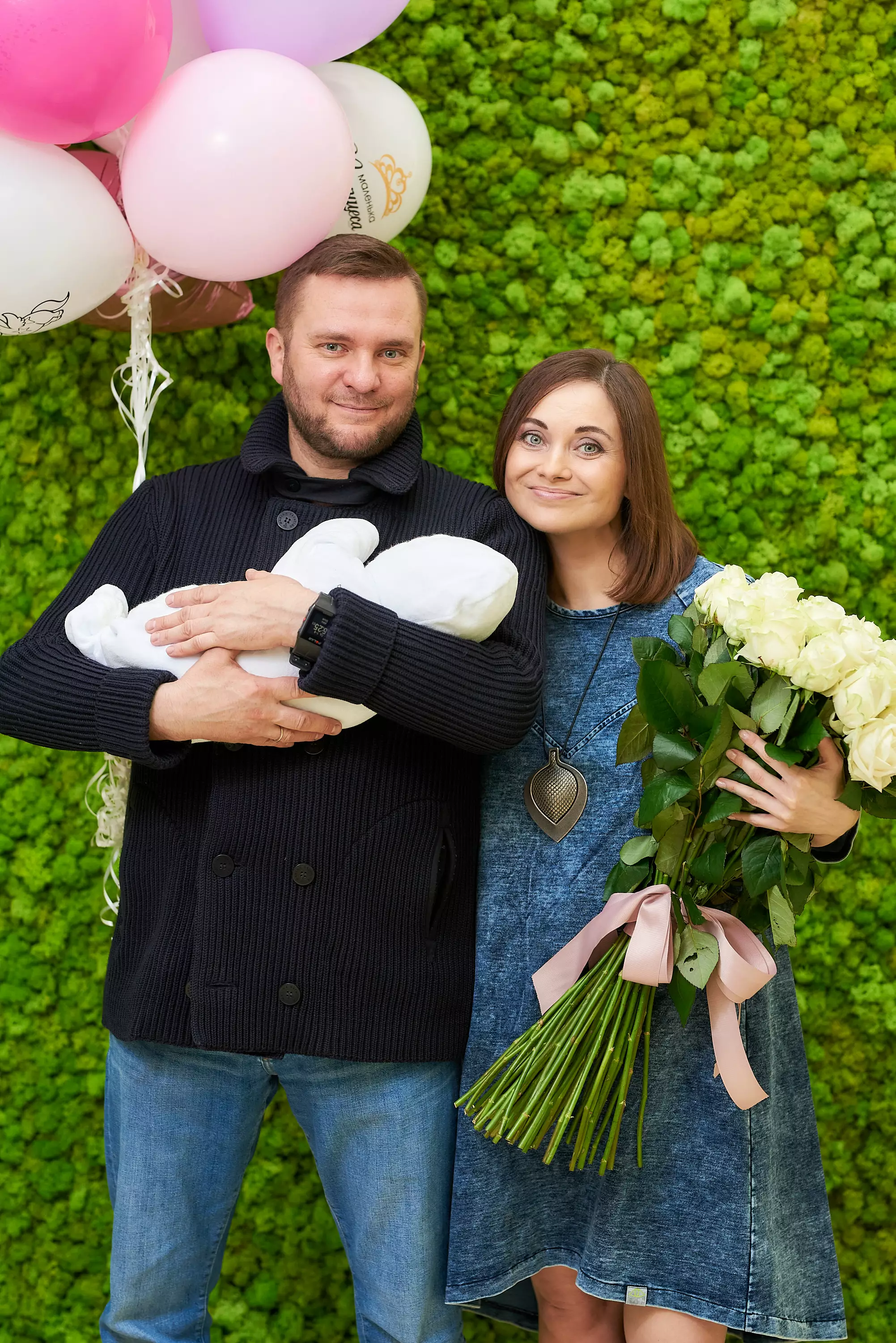 Ведуча Анна Панова з чоловіком та новонародженою донечкою
