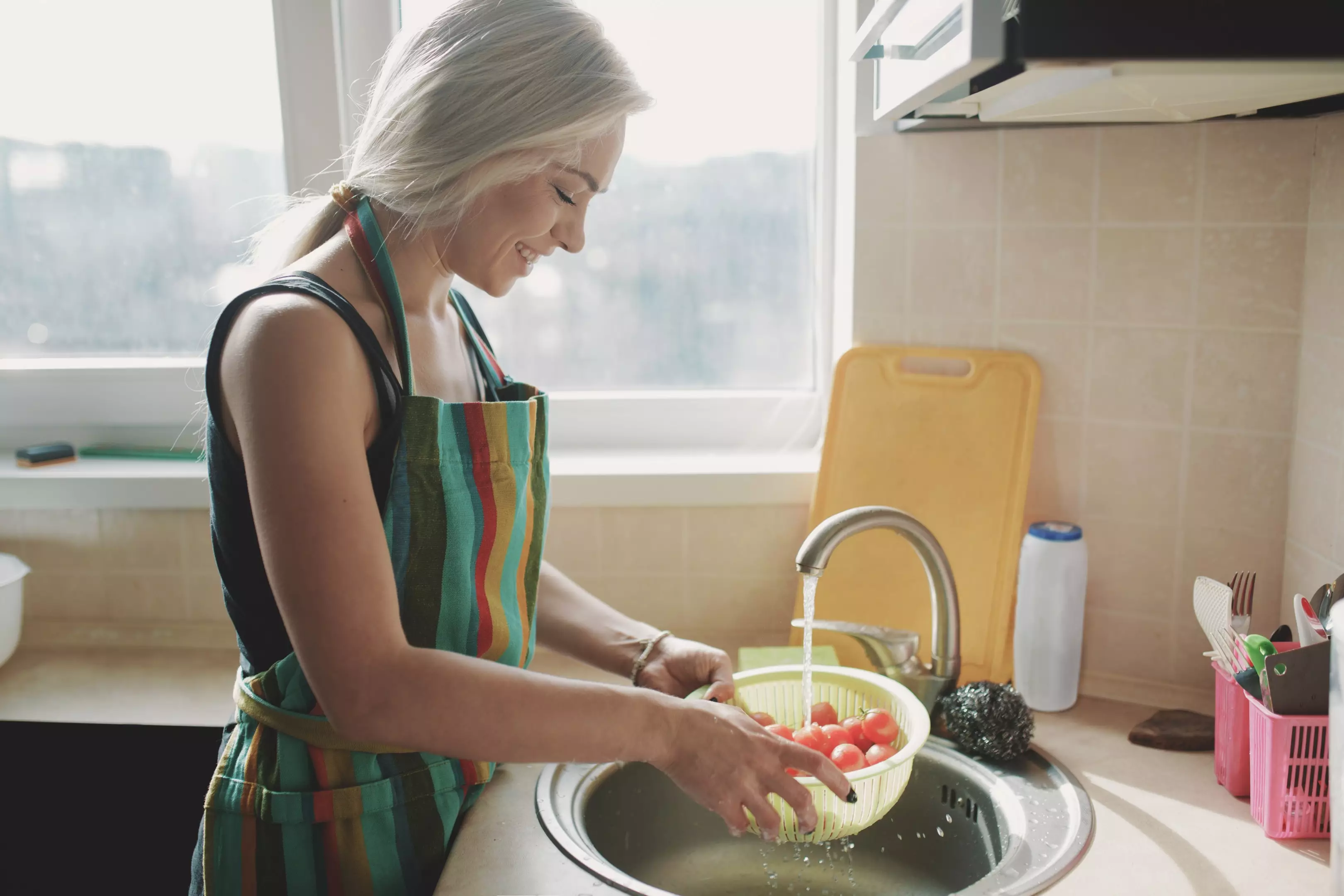 Овощи и фрукты нужно мыть горячей водой в течение 15 секунд