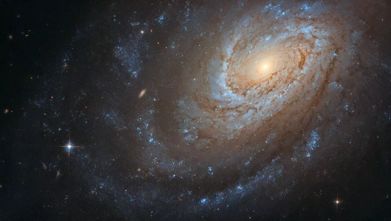 Галактика NGC 4651 хранит древний насильственный секрет
