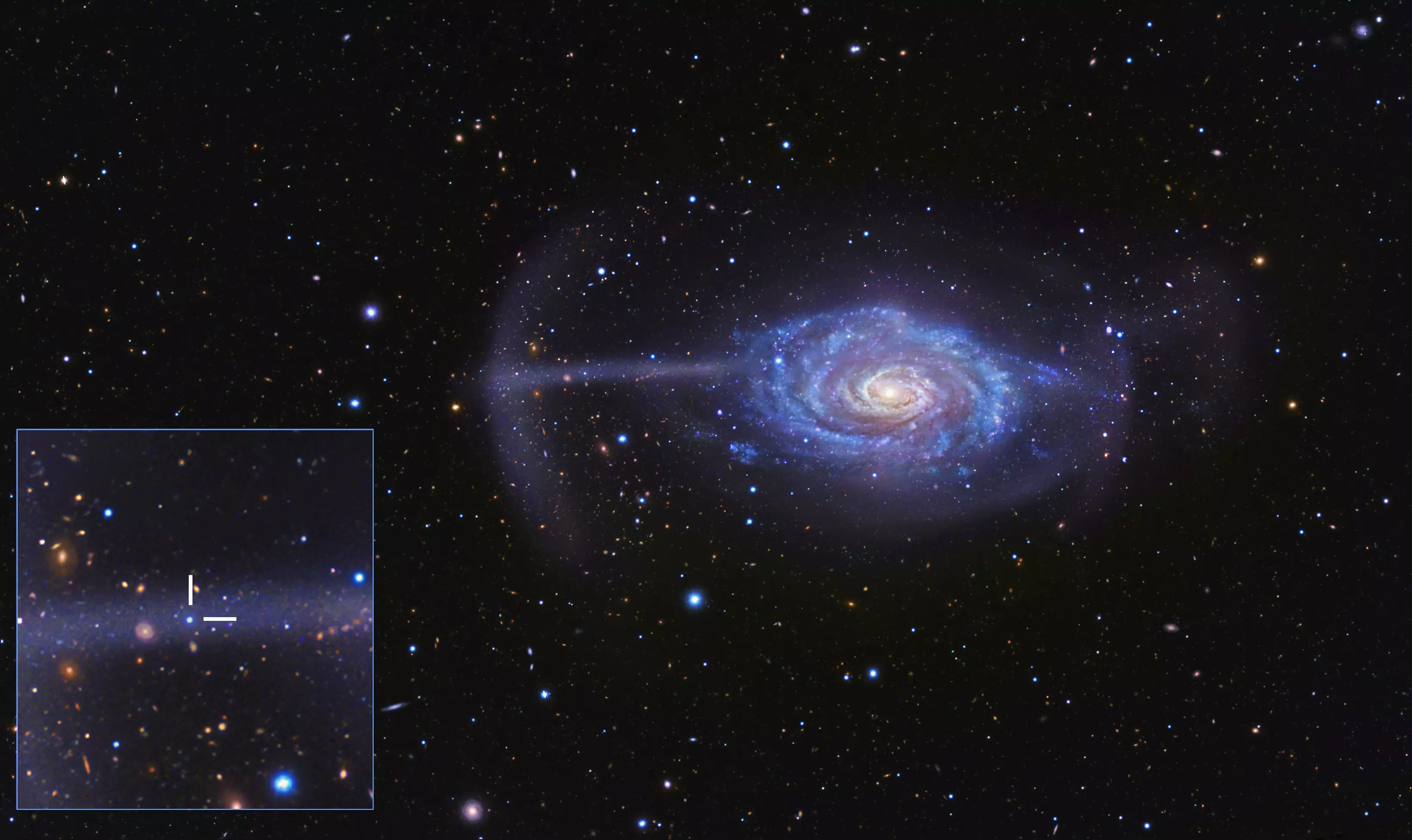 Более масштабный вид галактики NGC 4651 – заметна структура в виде зонта