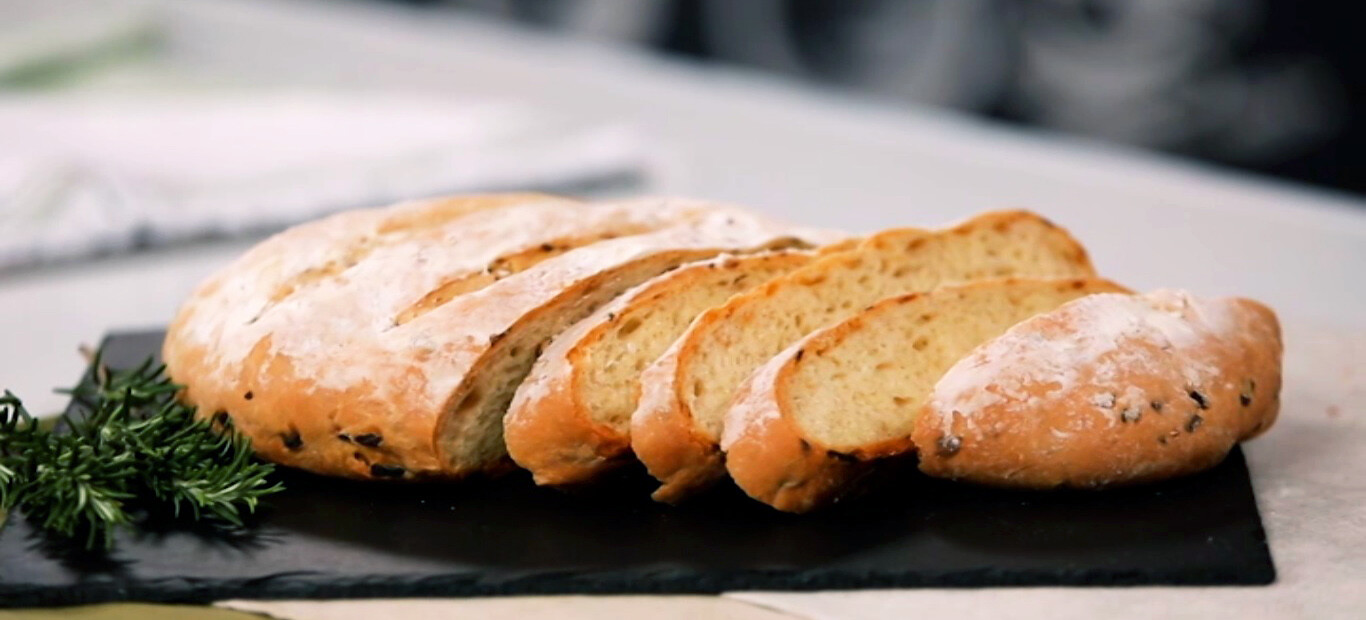 Вкусный луковый хлеб в хлебопечке с сочным мякишем