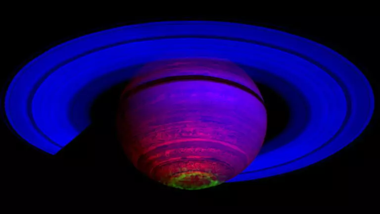 Сатурн в инфракрасном диапазоне: зеленым цветом выделены полярные сияния