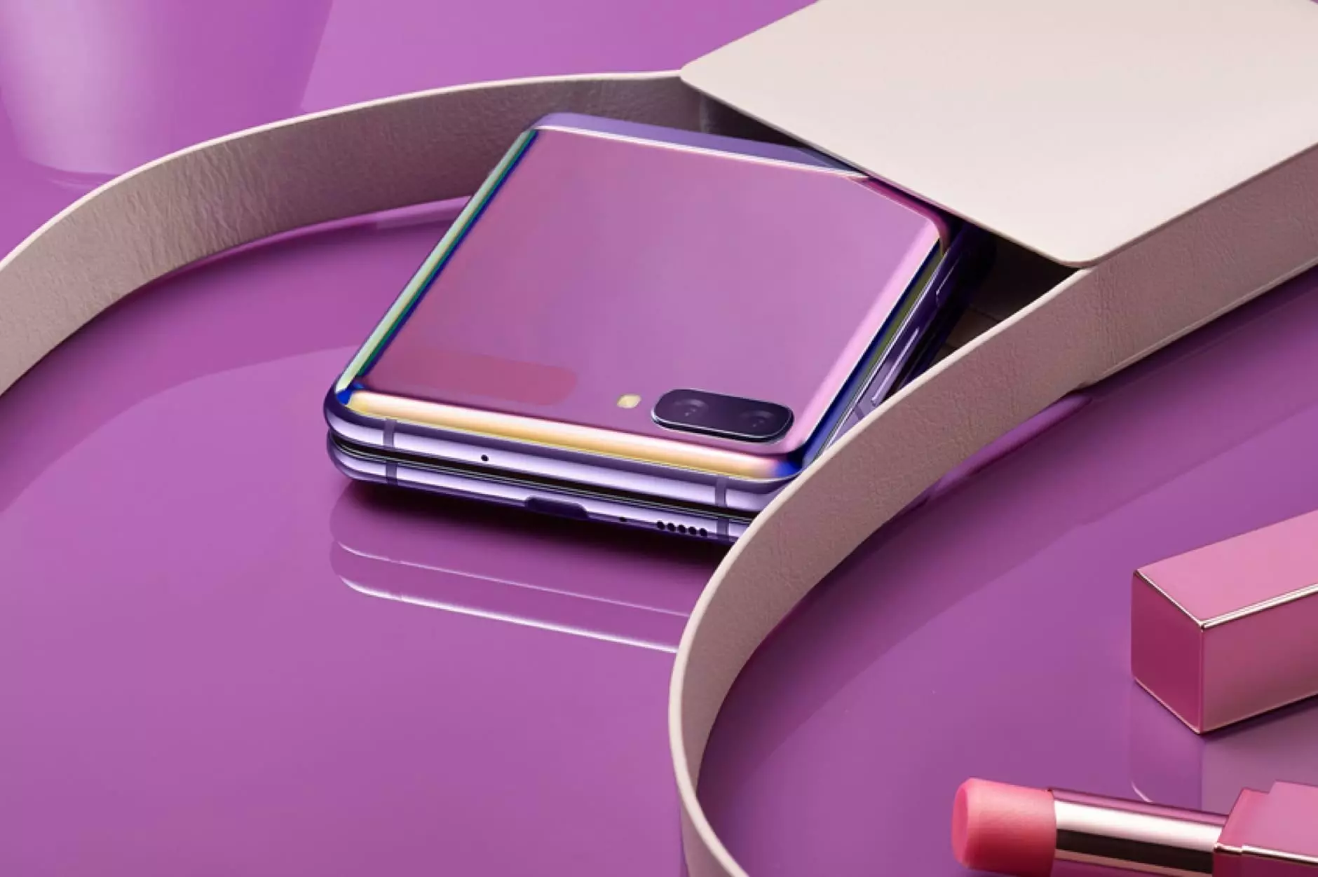 Samsung Galaxy Z Flip в сложенном состоянии напоминает пудреницу