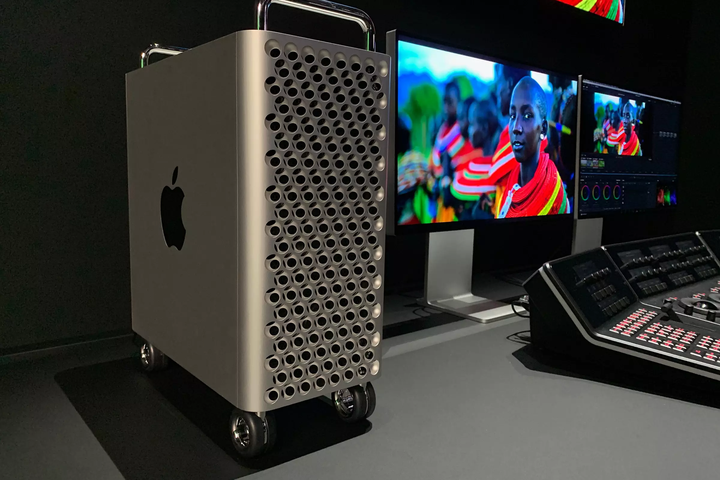 Цены самого дорогого компьютера. Компьютер Apple Mac Pro Pro 2019. Компьютер Apple Mac Pro 2020. Mac Pro колесики. Mac Pro 2020 системный блок.