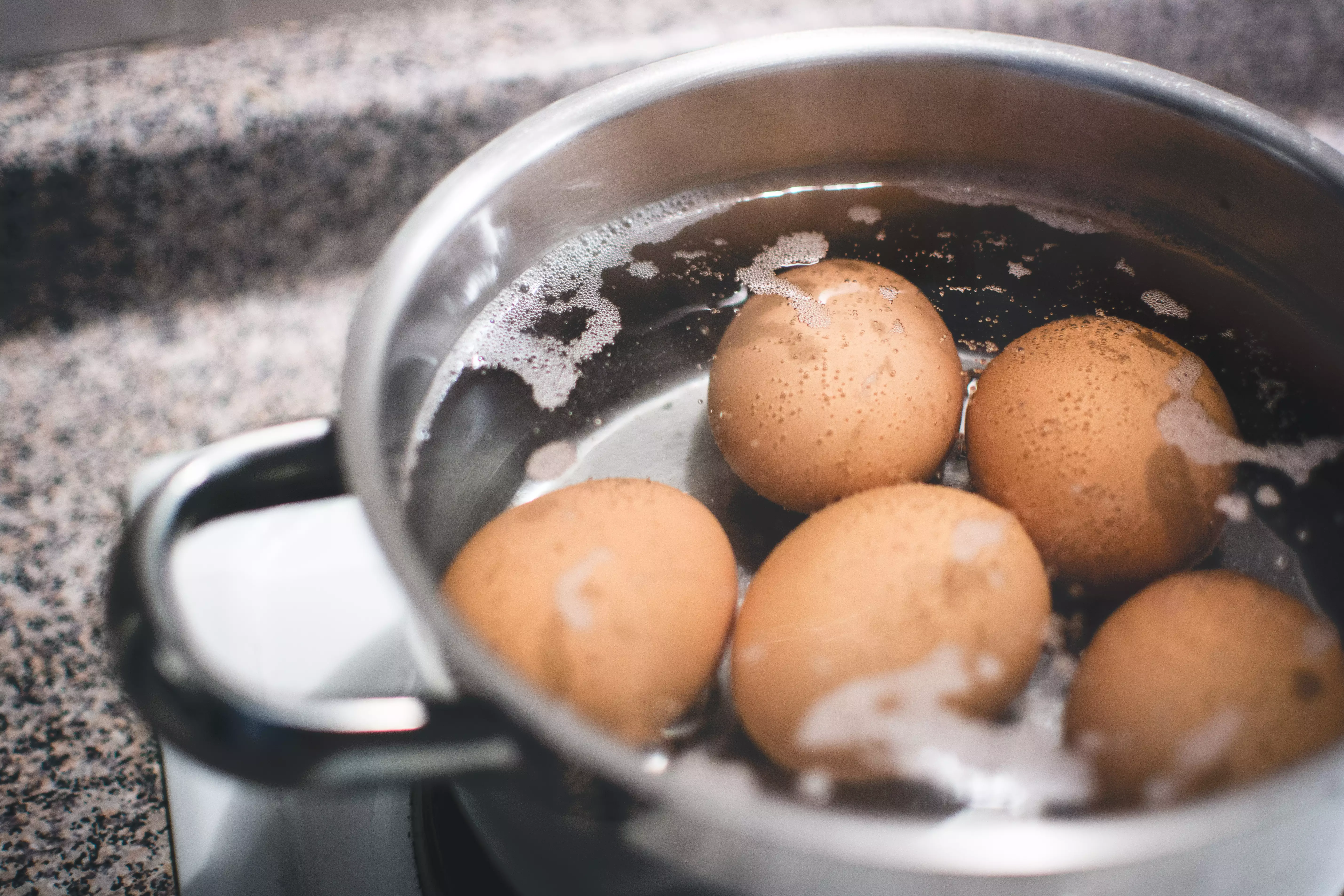При варке яиц добавьте в воду немного соли