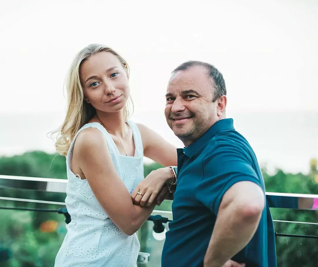 Співак Віктор Павлік зі своєю нареченою