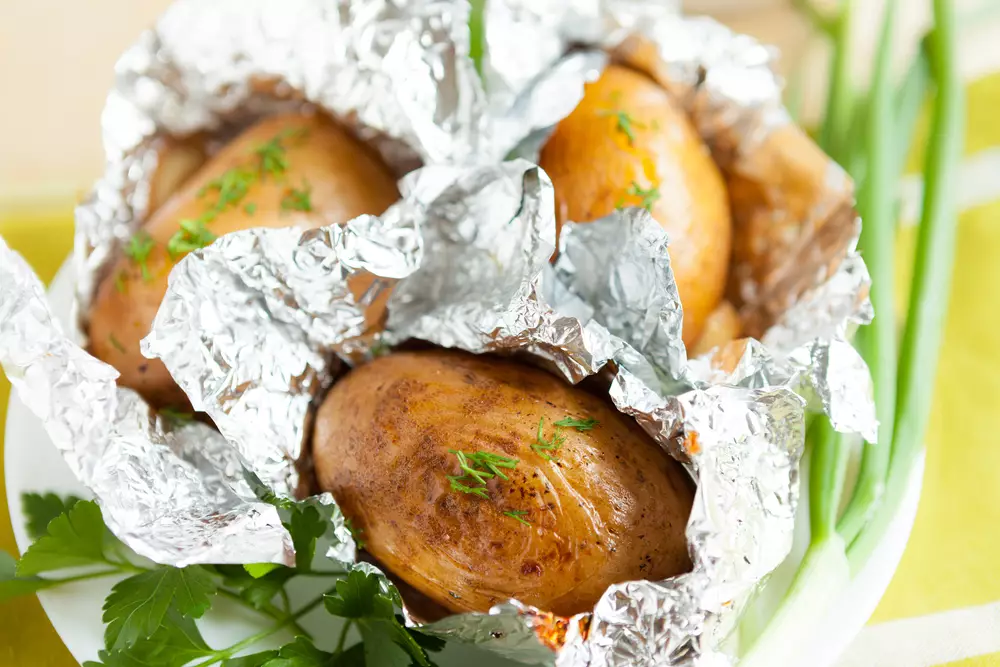 Ингредиенты для «Картофель в мундире в микроволновке»: