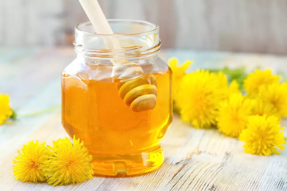Можно ли пить чай из одуванчиков. Одуванчиковый мёд. Мед из одуванчиков цветков 400. Варенье из. Варенье из адуваньчика.