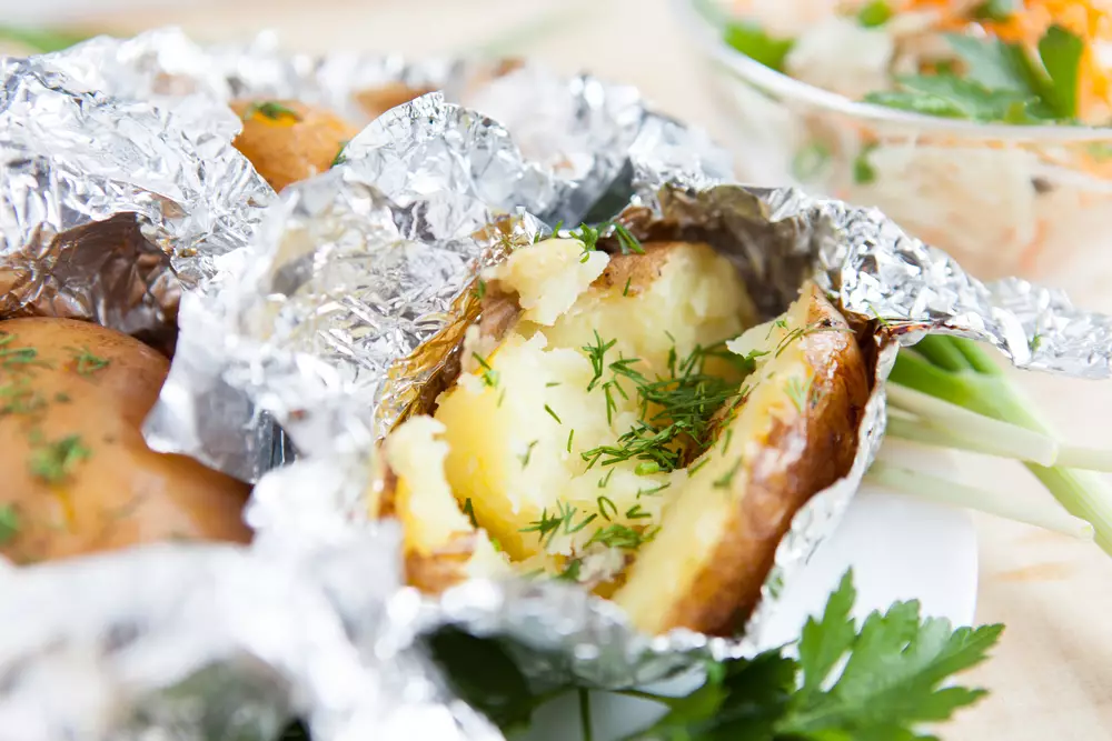 Картошку лучше всего запекать или отваривать в кожуре, на пару или готовить в микроволновке 