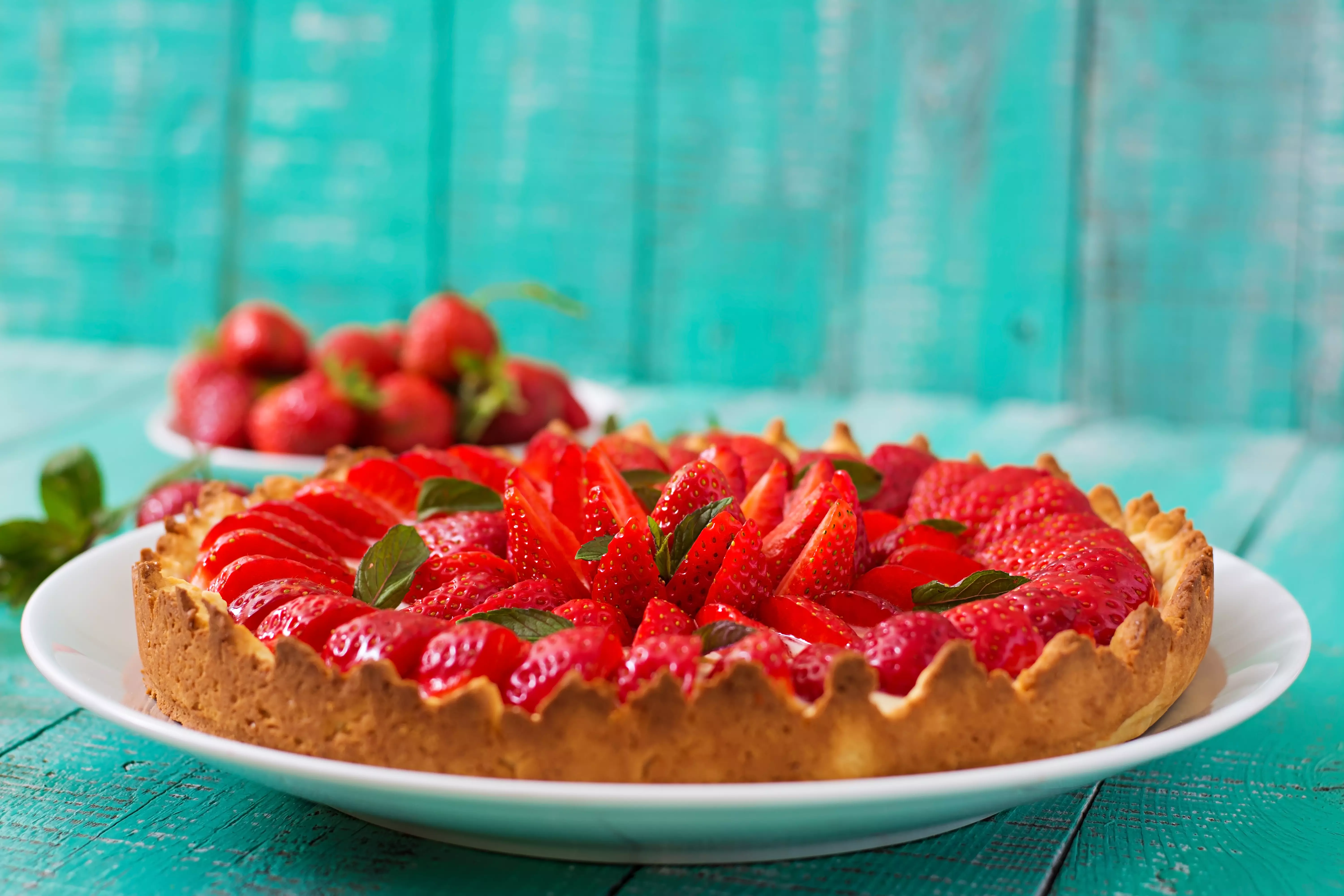 Пирог с клубникой - рецепты простых и быстрых домашних угощений с ягодной начинкой