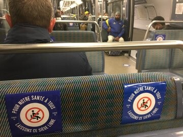 Карантинные наклейки в парижском метро с напоминанием соблюдать дистанцию. Фото:  twitter.com/jcholin