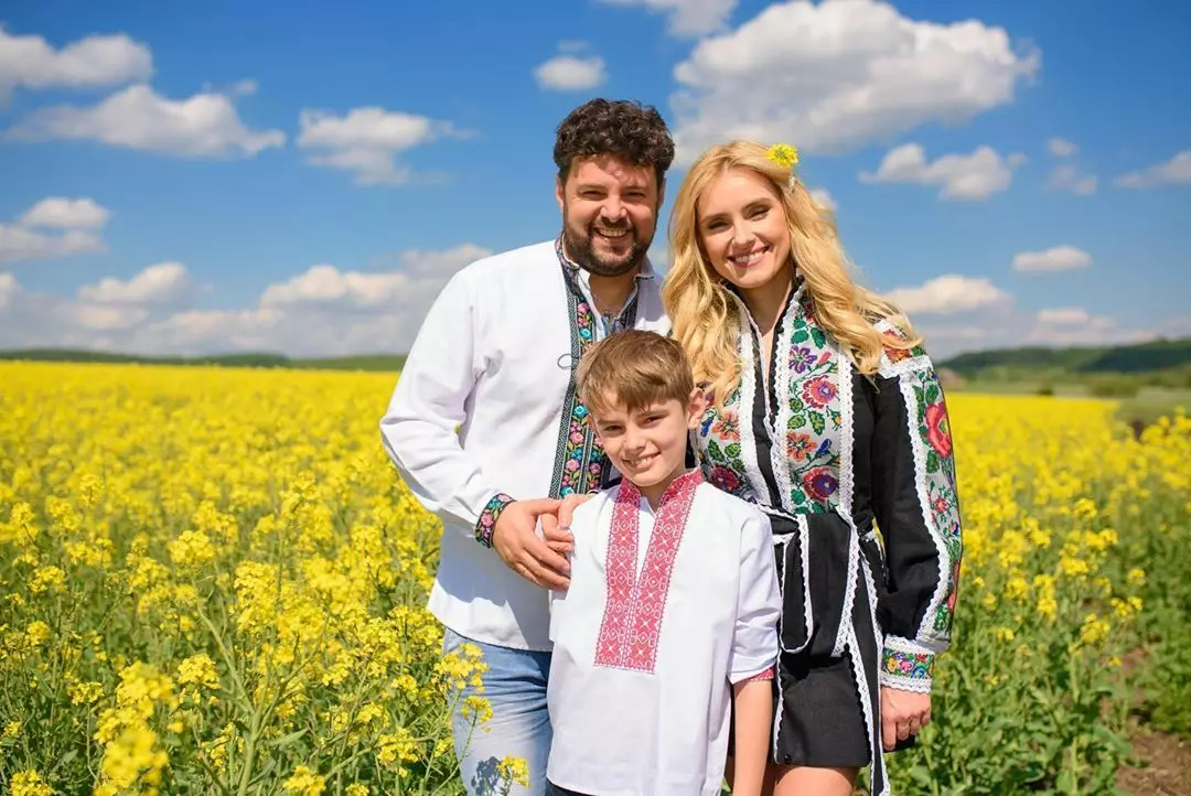 Певица Ирина Федишин со своей семье в вышиванках
