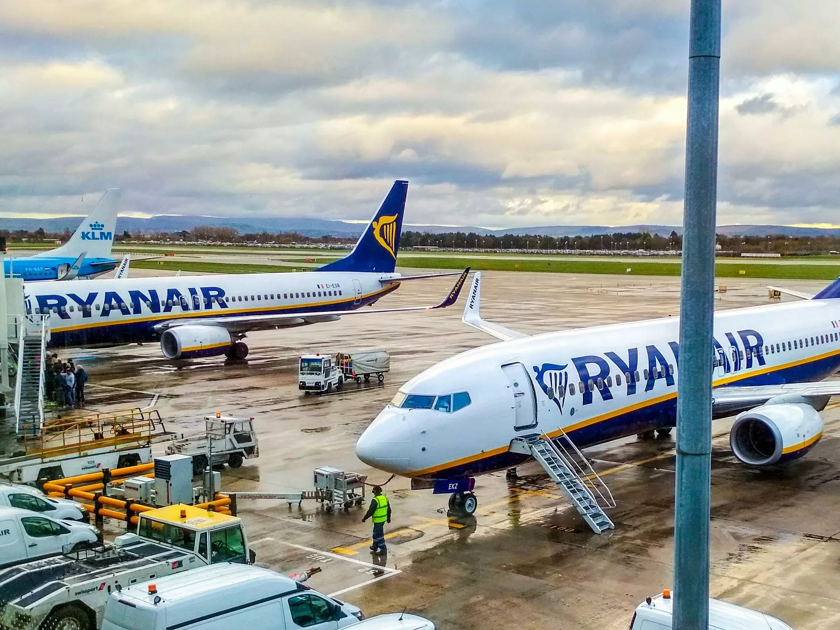 Самолет Ryanair на стоянке в аэропорту.