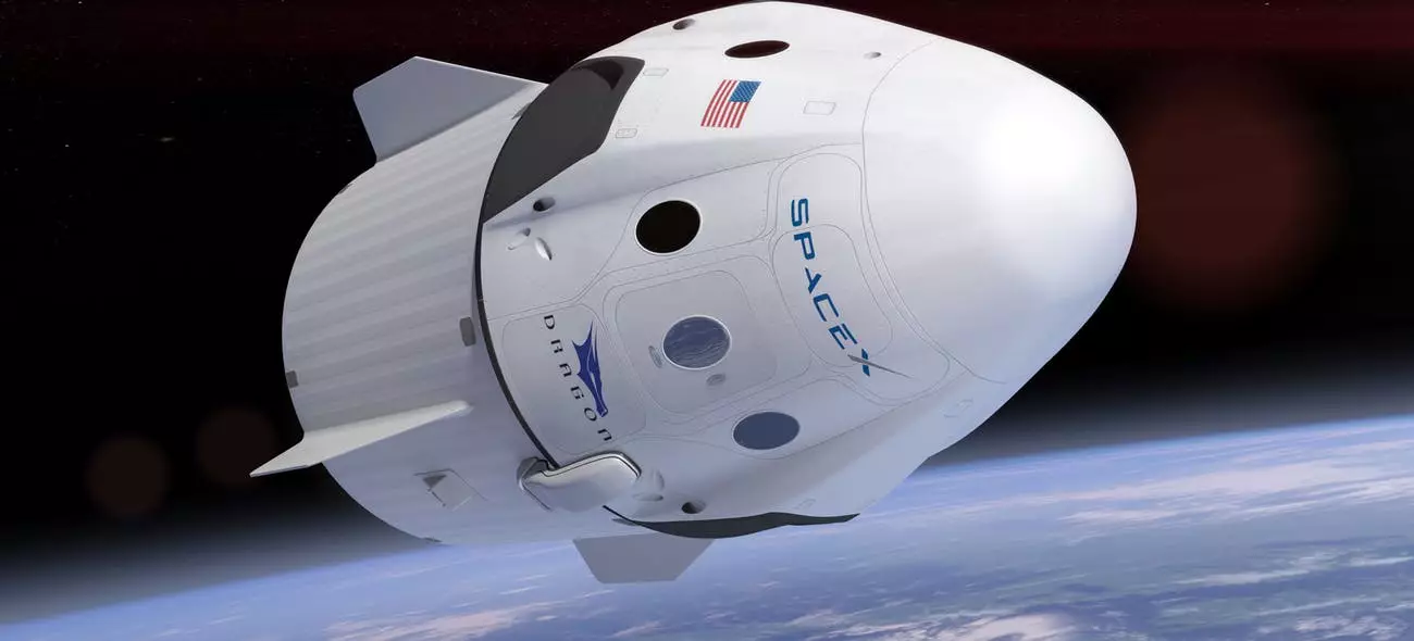 Капсула SpaceX Crew Dragon летит в полностью автоматическом режиме