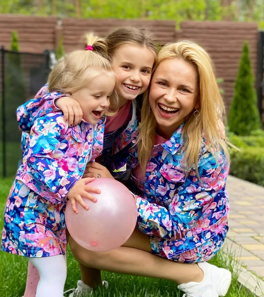 Лилия Ребрик с дочками на день защиты детей