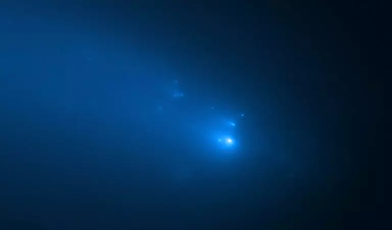 Распавшаяся на куски комета ATLAS