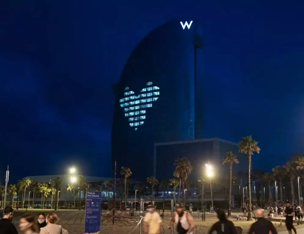 Даниель Ортоньез "нарисовал" на окнах отеля W  в Барселоне сердце
