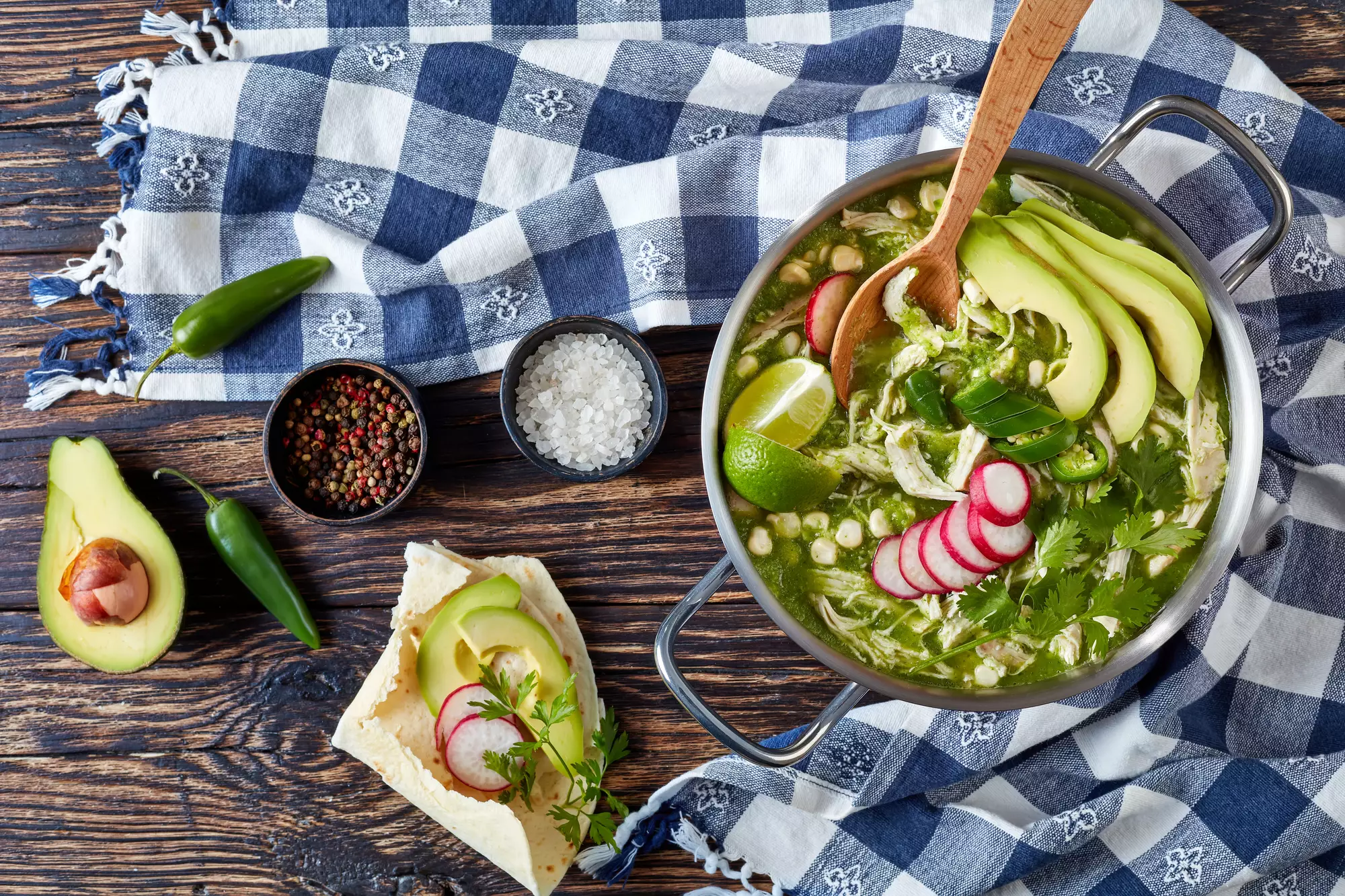 Рецепт супа с авокадо и огурцом: легкое блюдо на лето