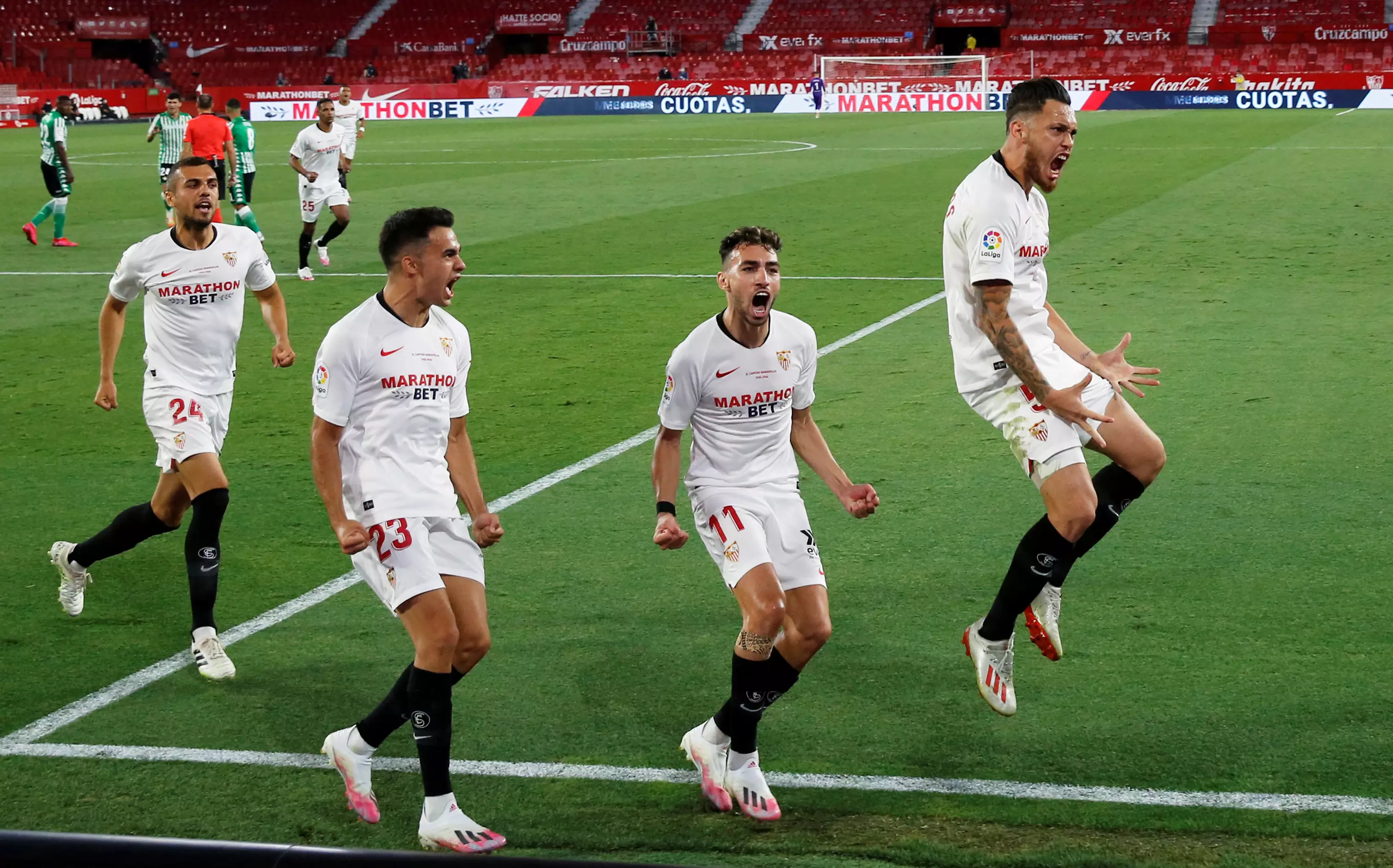 Лукас Окампос з партнерами святкує гол у ворота "Бетіса"