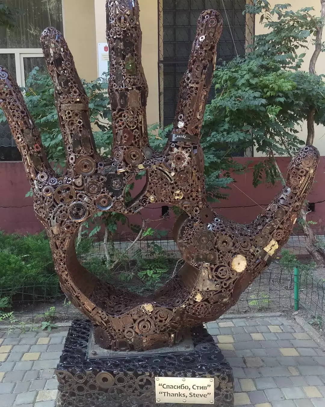 Памятник Стиву Джобсу в Одессе