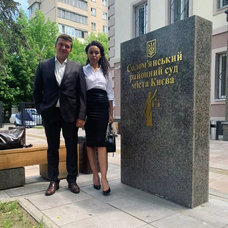 Полина Ололо с адвокатом в суде