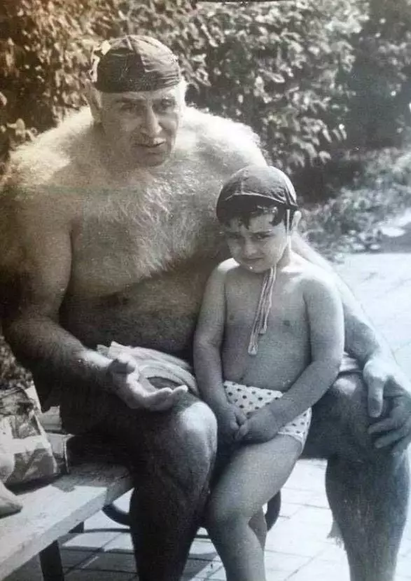 Спортсмен Петр Мшвениерадзе с внуком