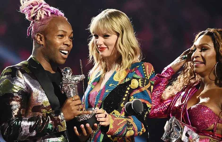 Тэйлор Свифт получает награду на церемонии MTV Video Music Awards