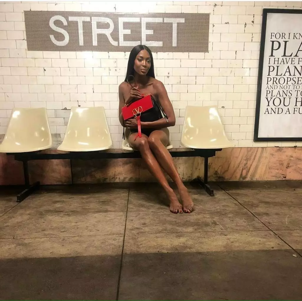 Наоми Кэмпбелл в метро – фотосессия