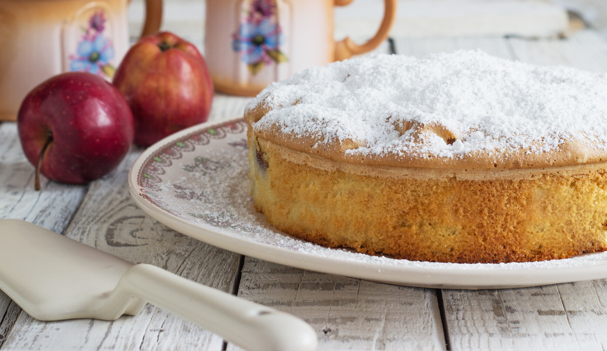 Бисквитный пирог с яблоками
