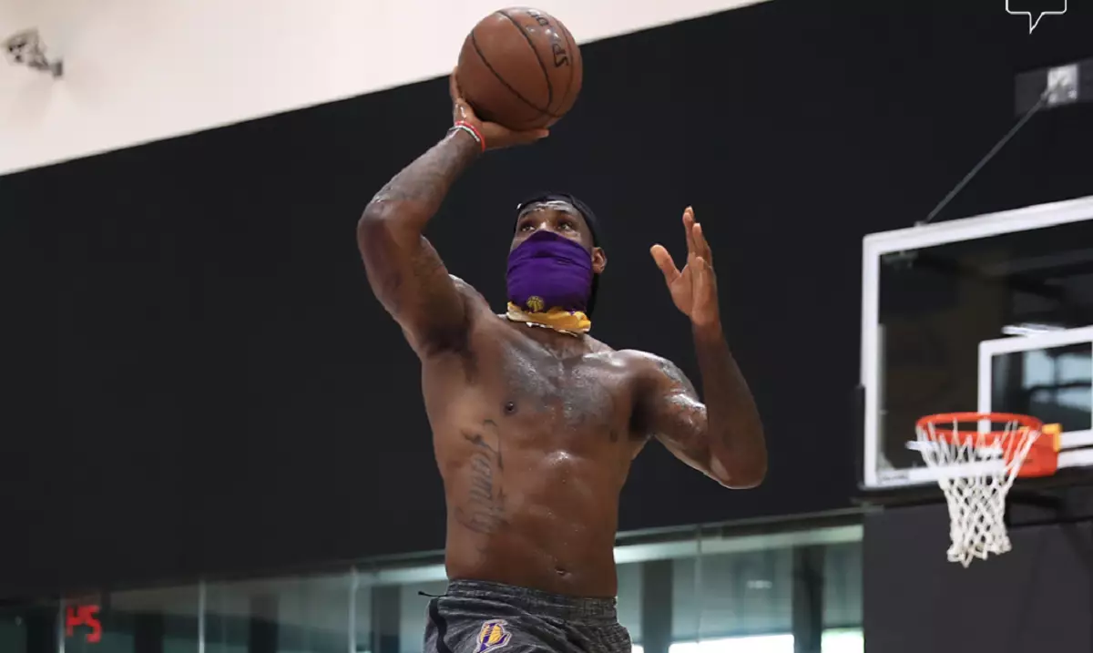Леброн Джеймс готовится к рестарту чемпионата НБА в маске/Фото Los Angeles Lakers