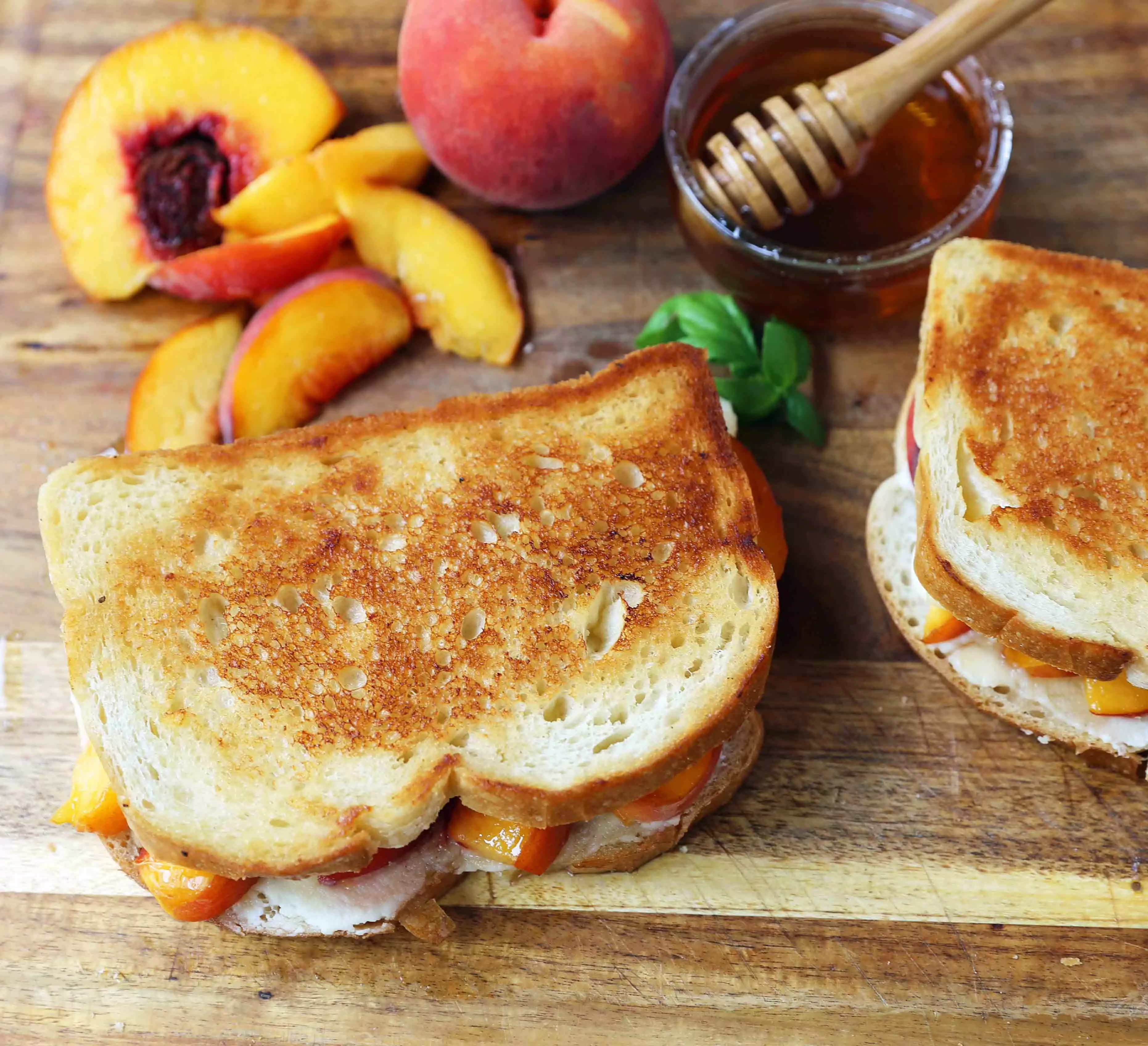 Сэндвич с персиком и сыром