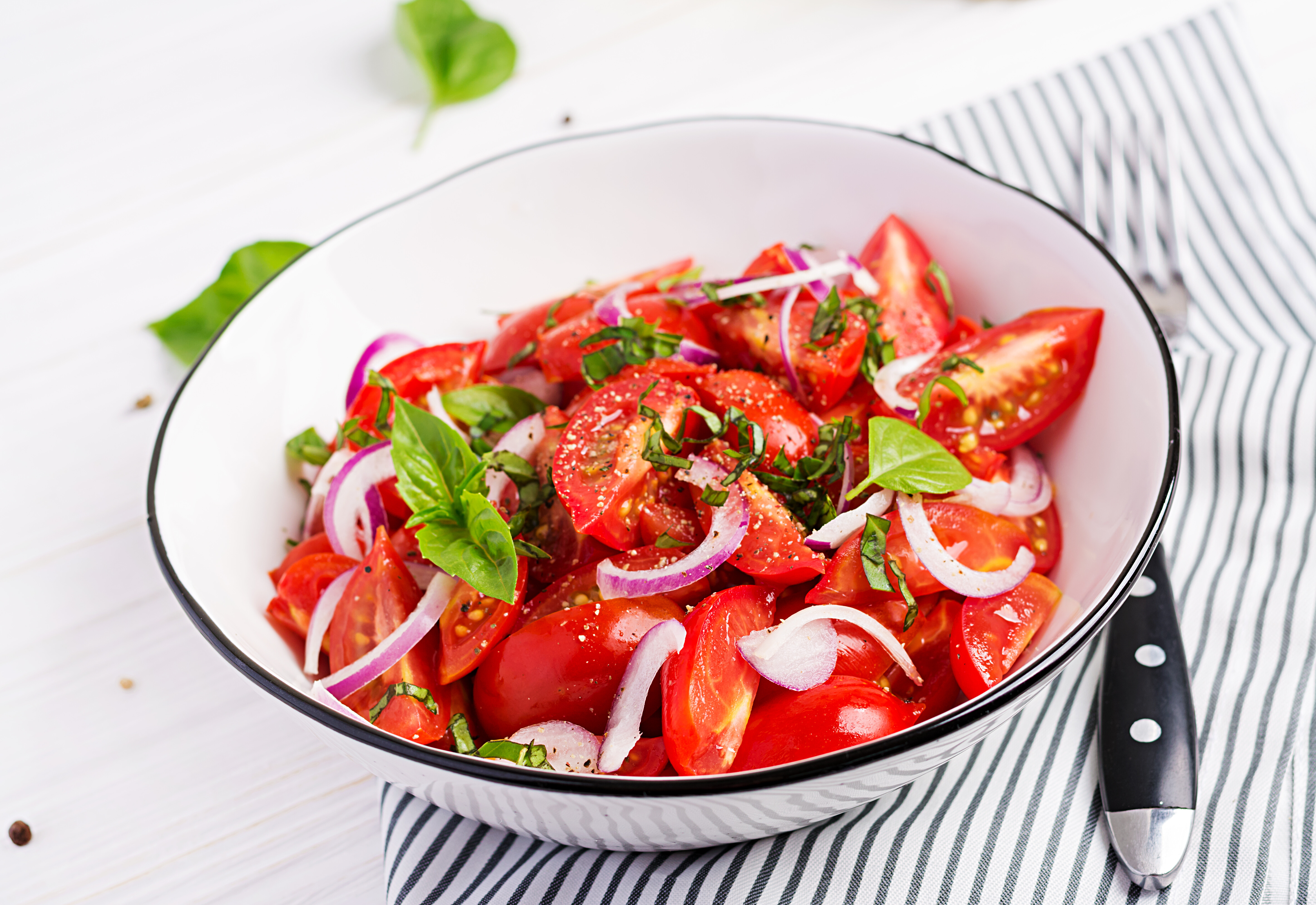 Салат из помидор и базилика, пошаговый рецепт на ккал, фото, ингредиенты - Александра