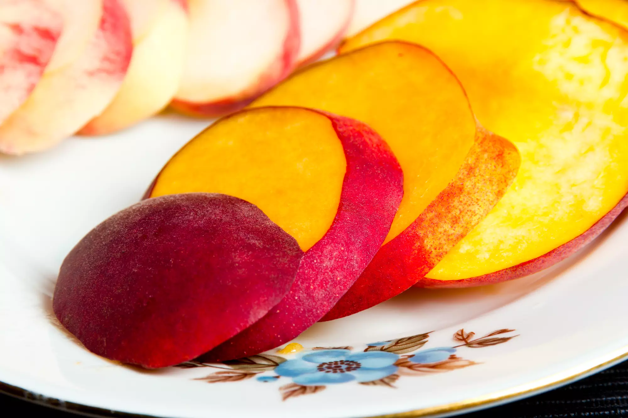 Один персик обеспечивает организму ¾ дневной нормы витамина С