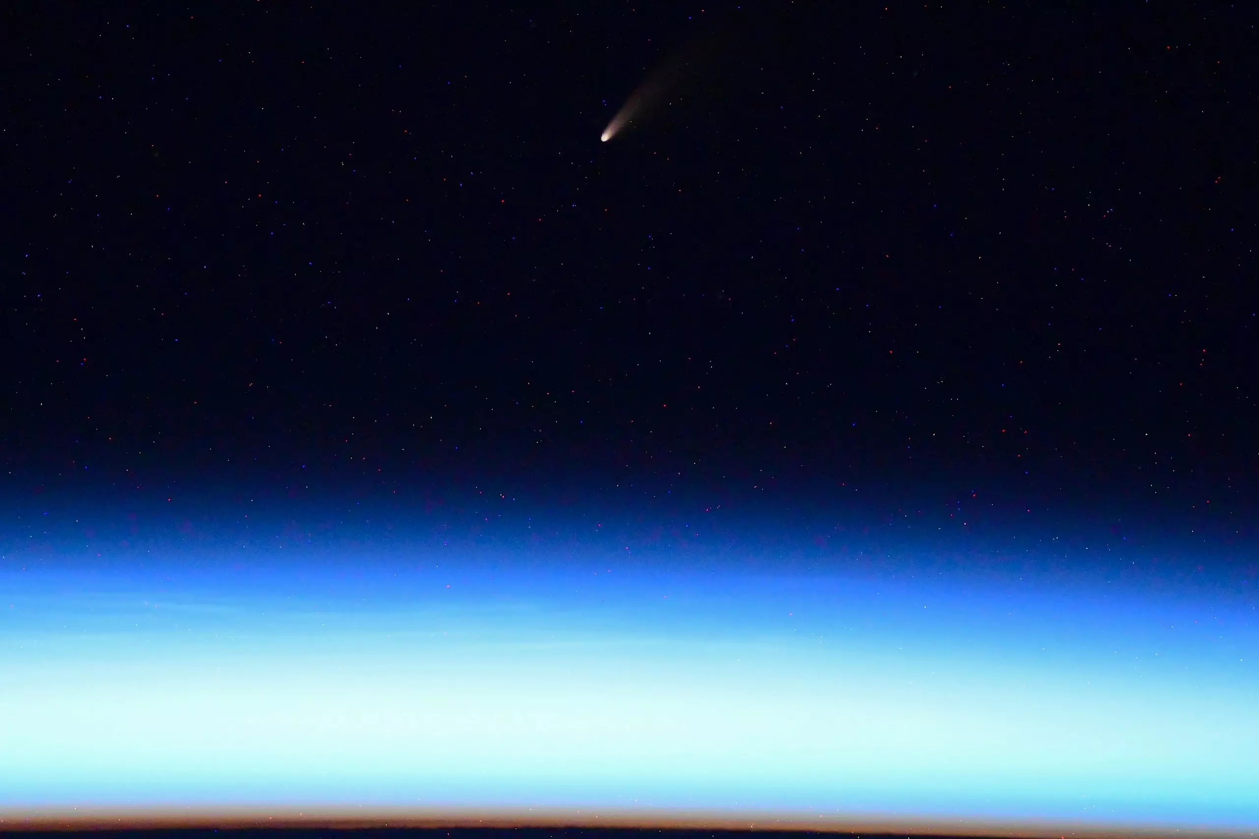 Комета C/2020 F3 Neowise, видимая с МКС