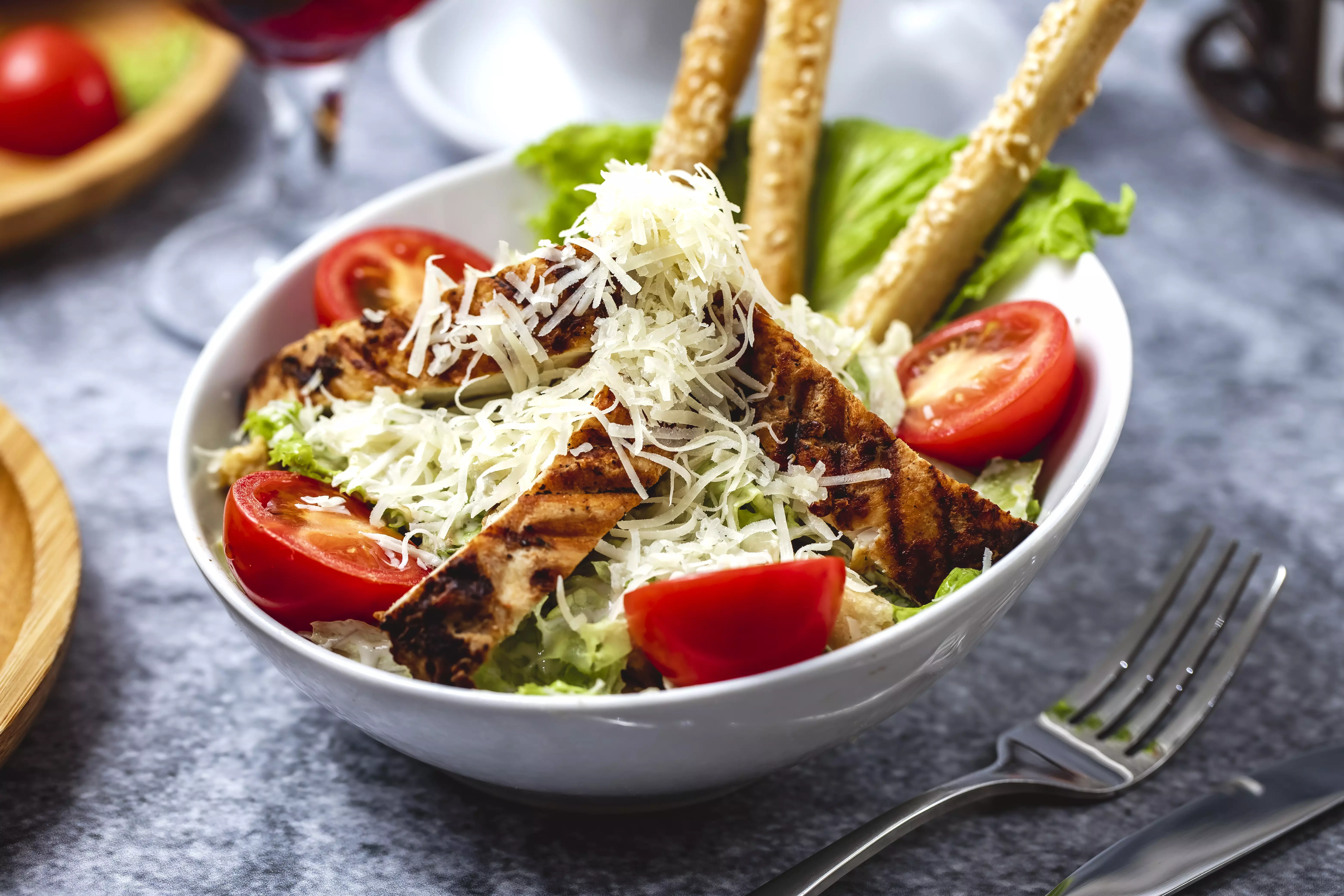 Рецепти вишуканого салату «Цезар»: класичний і простий з куркою