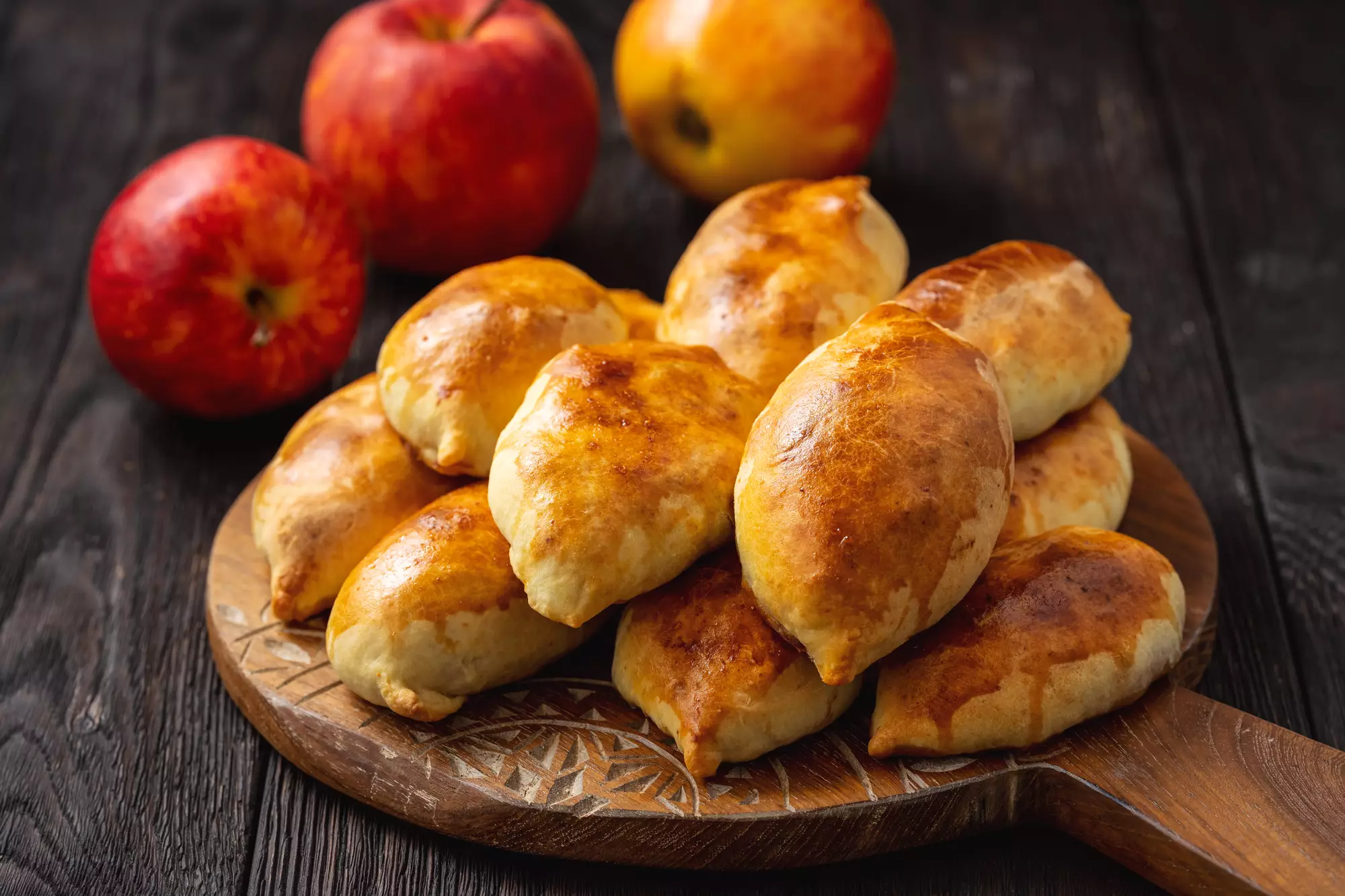 Сдобные булочки с яблоками из дрожжевого теста в духовке простой рецепт пошаговый