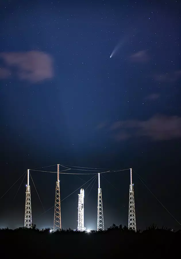 Комета Neowise над стартовой площадкой SpaceX