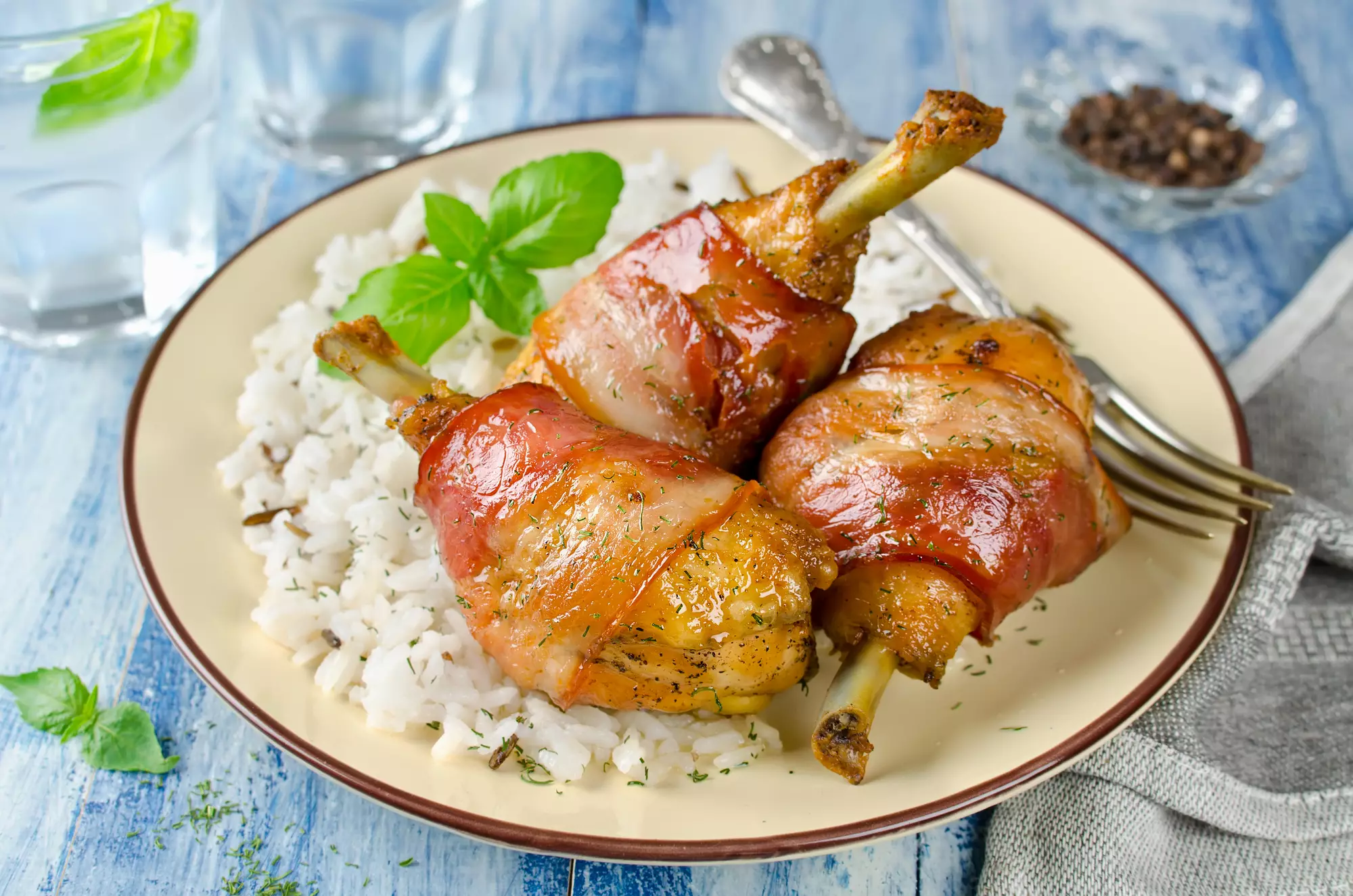 Ароматные куриные голени в беконе – пошаговый рецепт приготовления с фото