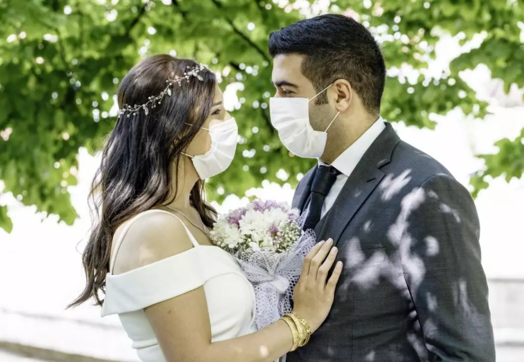 Свадебные маски выбирают в тон одежды