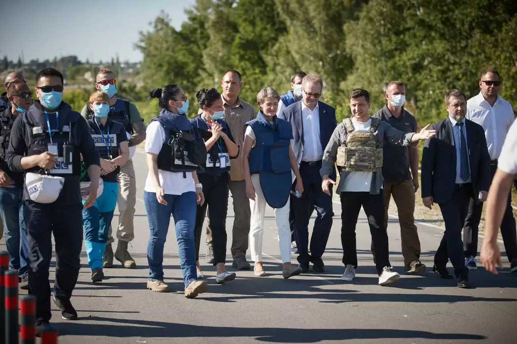 Президент Швейцарии Симонетта Соммаруга и президент Украины Владимир Зеленский во время рабочей поездки на Донбасс. 23 июля 2020 года